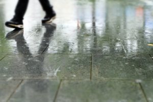 梅雨で靴が臭い時の対処法を色々説明してみる